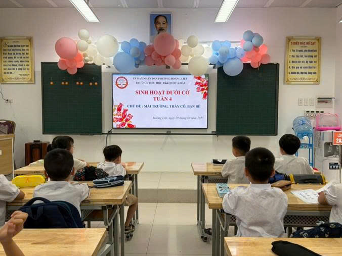 Hình ảnh học sinh nghiêm trang trong buổi lễ chào cờ của lớp 2A1