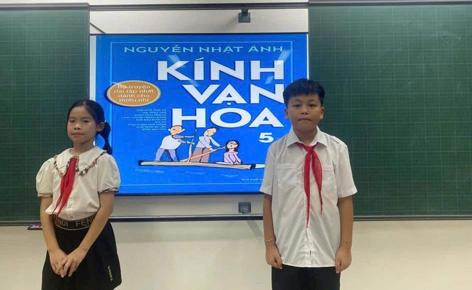 Hình ảnh 2 bạn học sinh khối 5 giới thiệu về sách