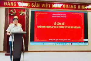 Đồng chí Nguyễn Trường Sơn - Bí thư Đảng uỷ, Chủ tịch HĐND phường Hoàng Liệtphát biểu trong Lễ Công bố quyết định thành lập chi bộ trường Tiểu học Bùi Quốc Khái