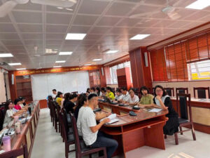 Các giáo viên chăm chú theo dõi phần trình bày chuyên đề tại buổi tập huấn