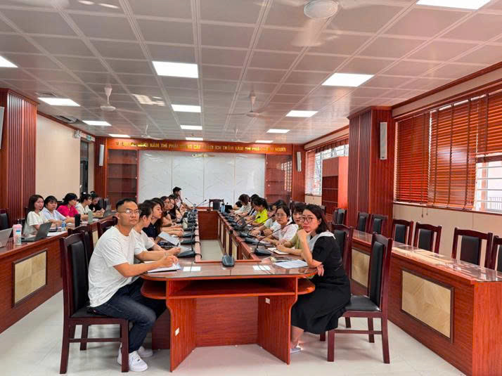 Các thầy cô trường Tiểu học Bùi Quốc Khái tham gia tập huấn với tinh thần trách nhiệm và nhiệt huyết